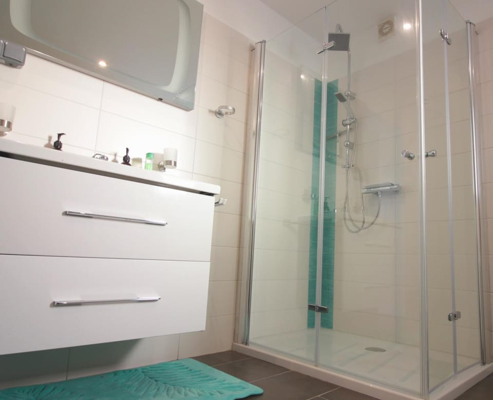 Shower, Bathroom, towels