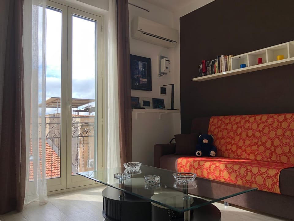 Living room, Seating area, air conditioner