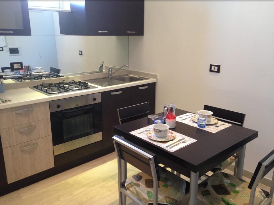 Kitchen or kitchenette, Dining area, stove