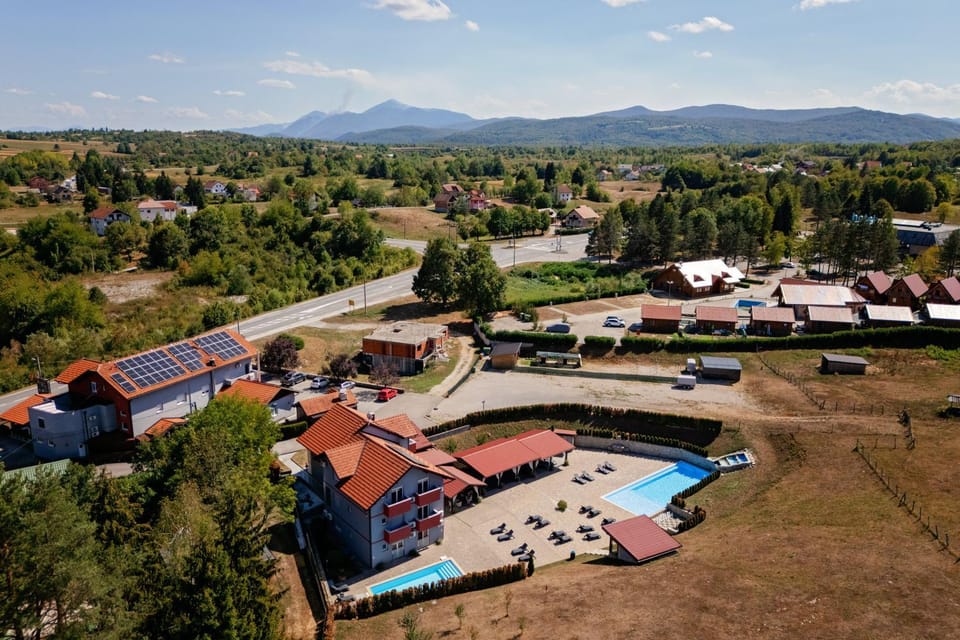 Property building, Neighbourhood, Natural landscape, Bird's eye view, Pool view, Swimming pool