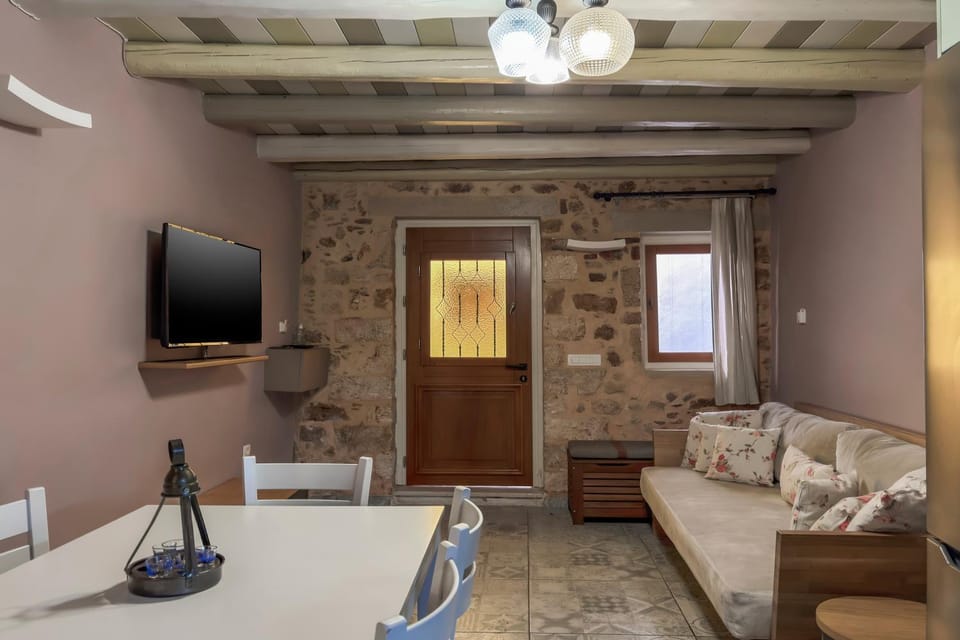 Bed, TV and multimedia, Living room, Photo of the whole room, Seating area, Dining area
