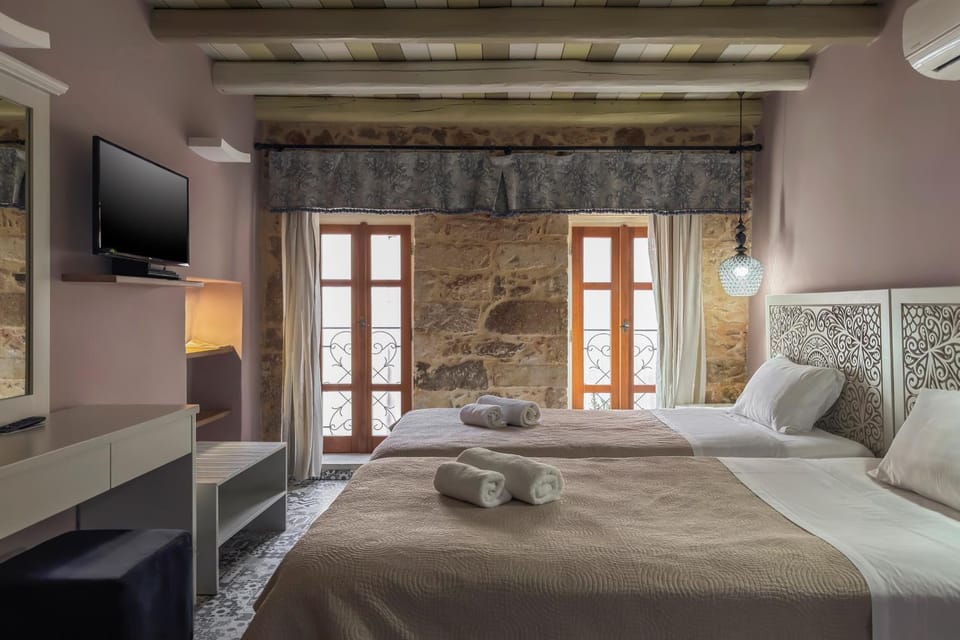 Bed, TV and multimedia, Photo of the whole room, Bedroom, towels