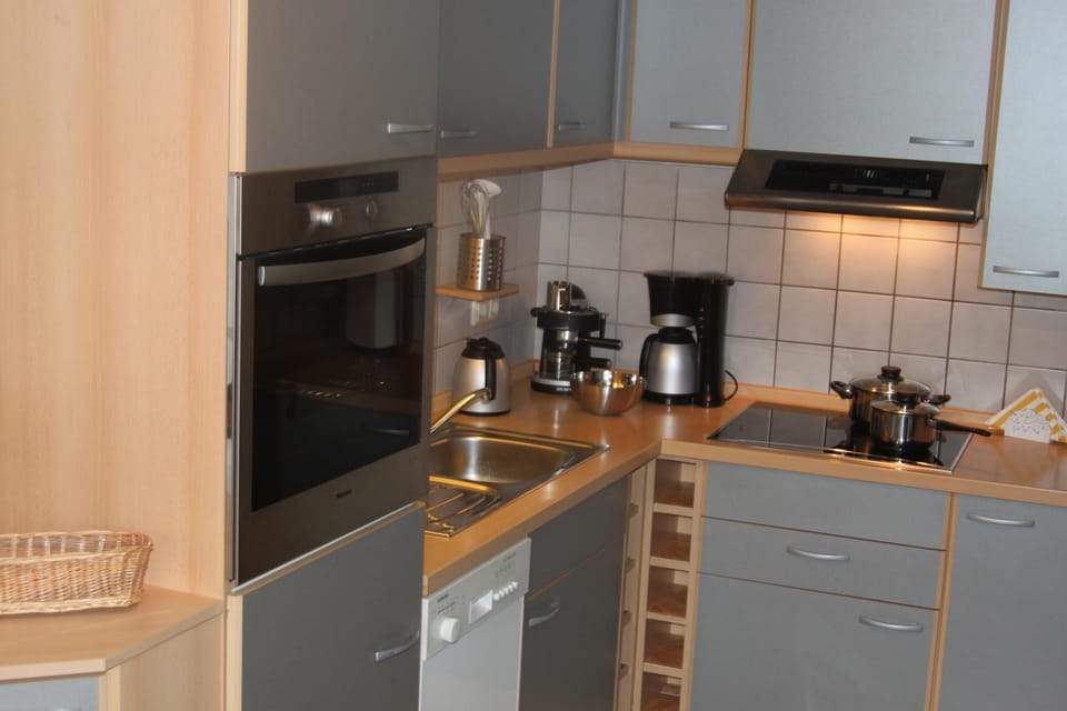 Coffee/tea facilities, Kitchen or kitchenette, dishwasher, stove, toaster