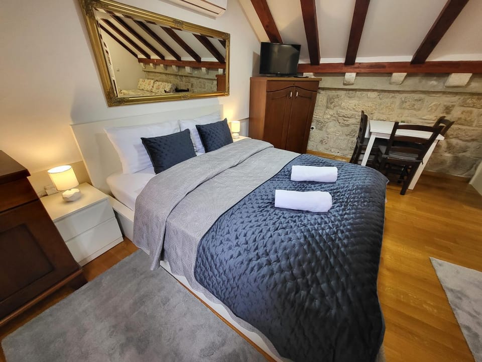 Bed, TV and multimedia, Photo of the whole room, Dining area, Bedroom
