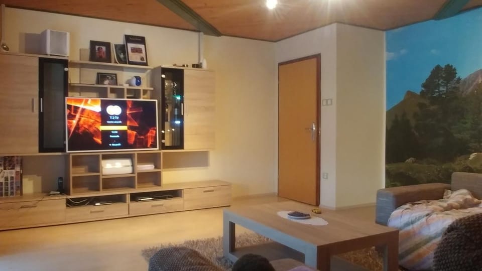 Bed, TV and multimedia, Living room, Seating area, Evening entertainment