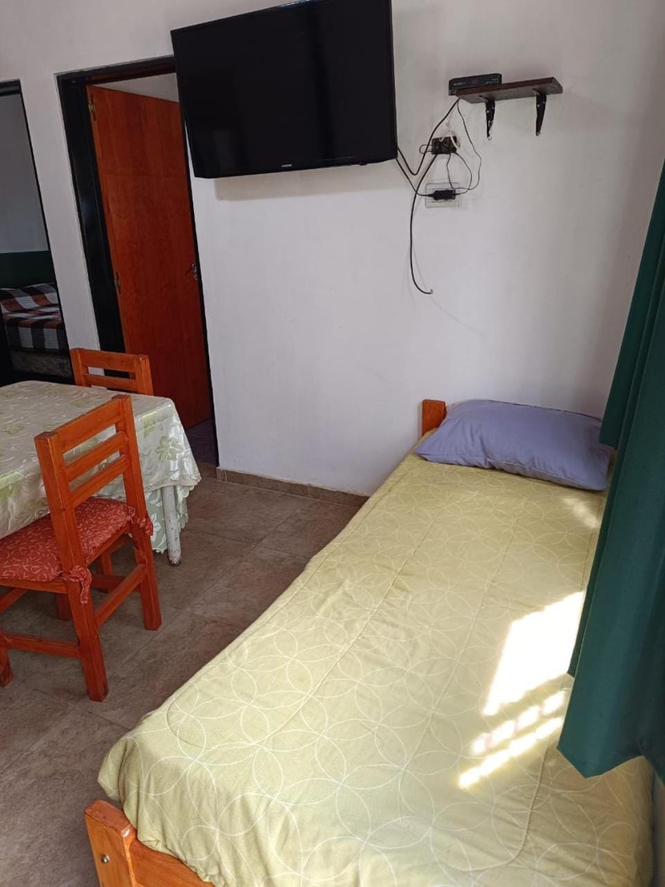 Bed, TV and multimedia, Photo of the whole room