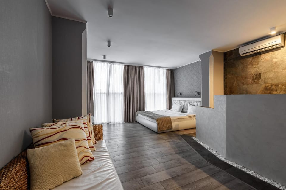 Bed, Photo of the whole room, Seating area