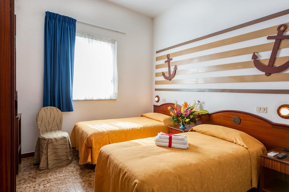 Bed, Photo of the whole room, Decorative detail
