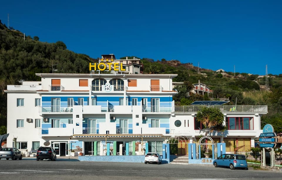 Property building, Facade/entrance, Day, Natural landscape, Garden, Lobby or reception, Street view, Parking