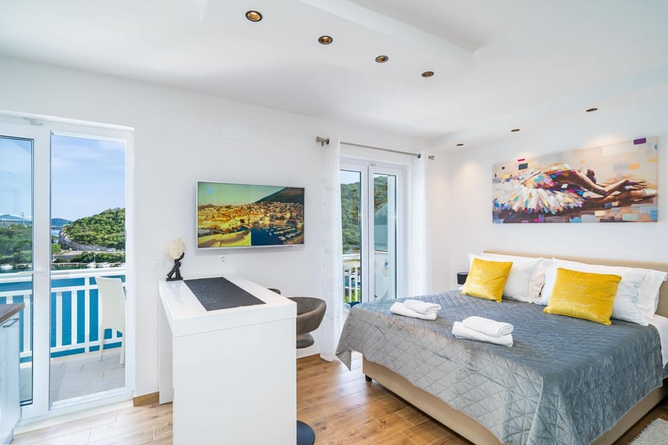 Bed, Seating area, Sea view