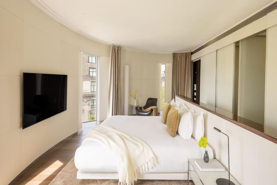 Bed, TV and multimedia, View (from property/room), Living room, Bedroom