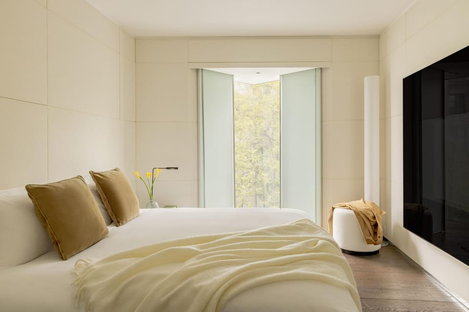 Bed, TV and multimedia, View (from property/room), Bedroom