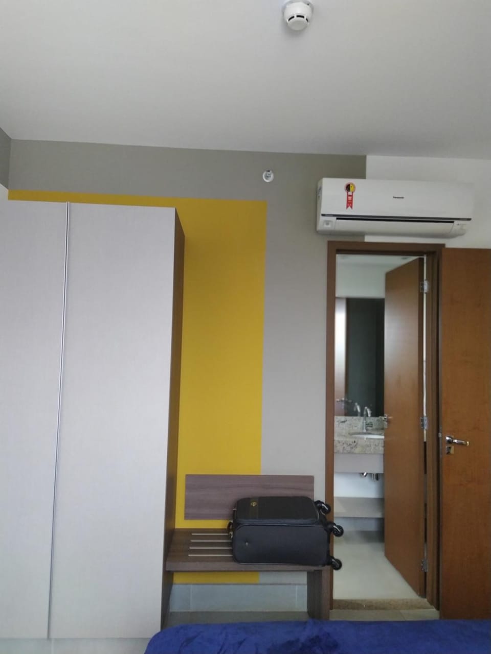 Bedroom, microwave