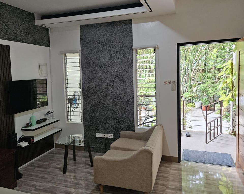 Weyh's Studio #1 by the ocean 100Mbps Bed and Breakfast in Central Visayas