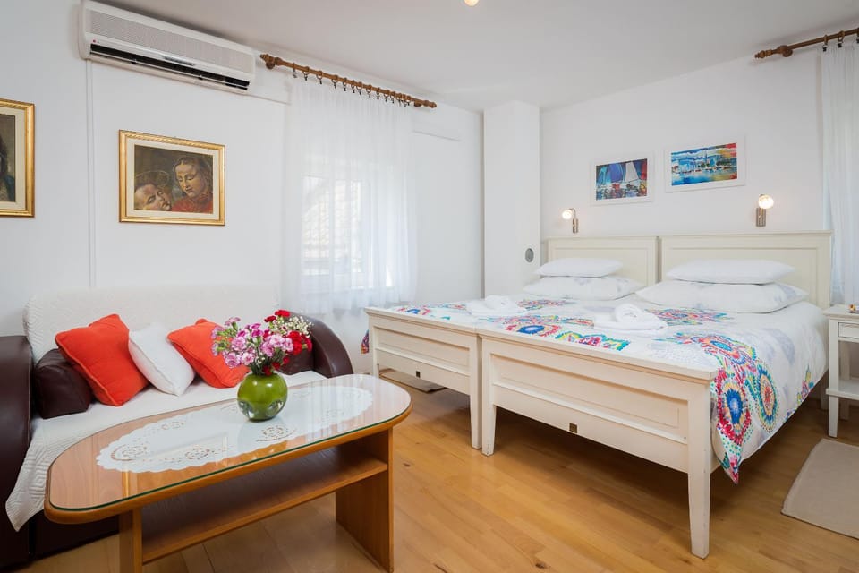 Bed, Living room, Photo of the whole room, Bedroom