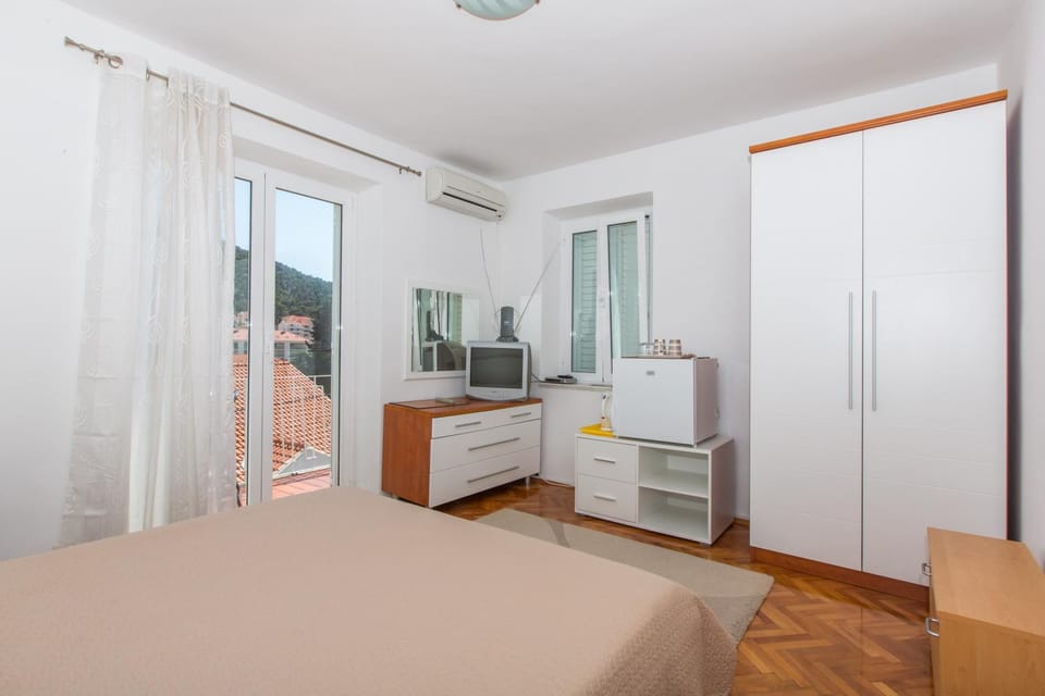Bed, TV and multimedia, Bedroom, wardrobe, air conditioner