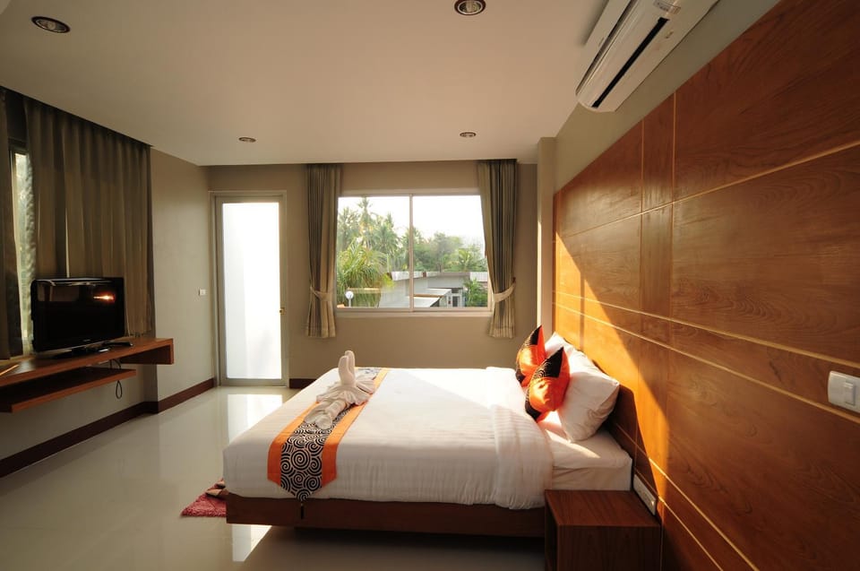 Bed, TV and multimedia, Bedroom