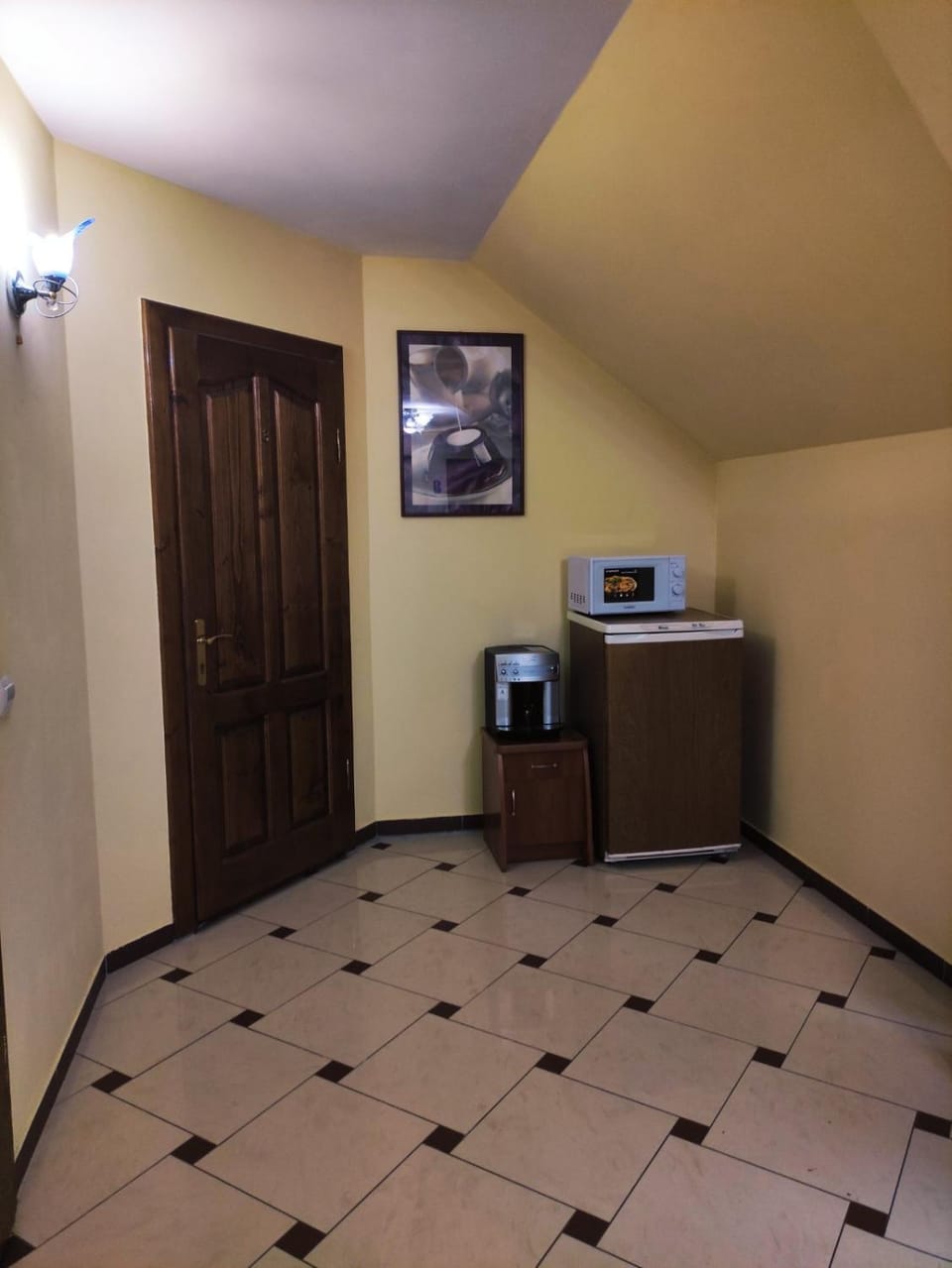 Kitchen or kitchenette, minibar
