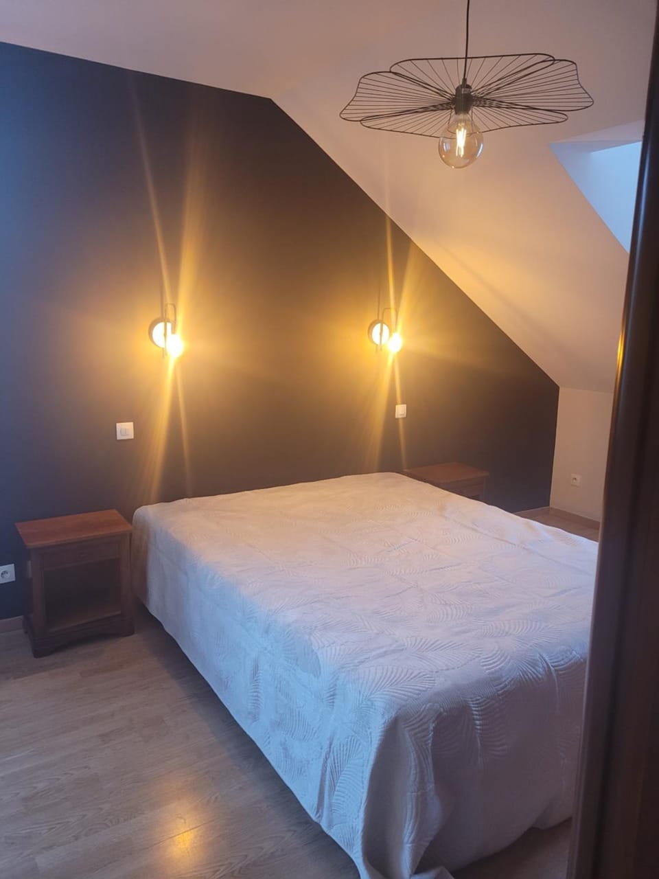 Bed, Photo of the whole room, Bedroom
