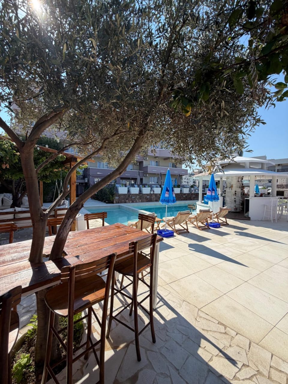 Patio, Swimming pool, sunbed