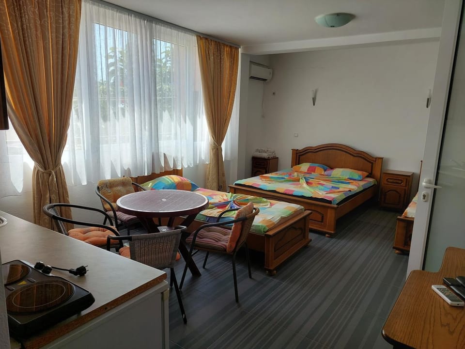 Photo of the whole room, Dining area, Bedroom