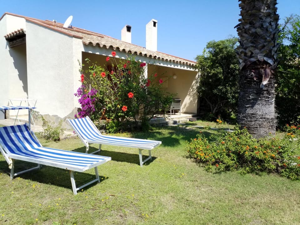 Property building, Patio, Spring, Day, Garden, Garden view, sunbed