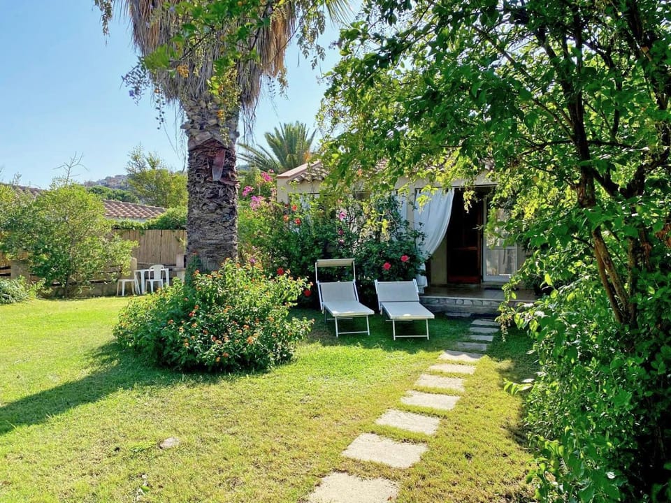 Property building, Facade/entrance, Spring, Natural landscape, Garden, Garden view, sunbed
