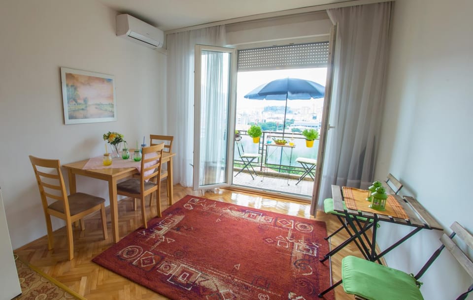 Kitchen or kitchenette, Seating area, Dining area