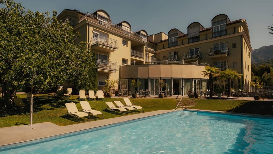 Property building, Garden, Lounge or bar, Swimming pool