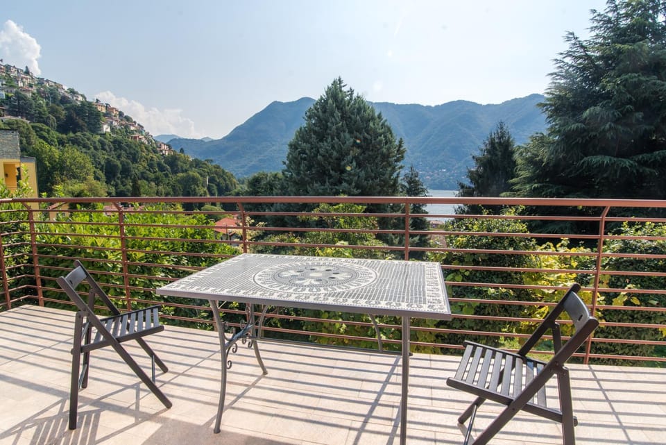 Balcony/Terrace, City view, Lake view, Mountain view, Quiet street view