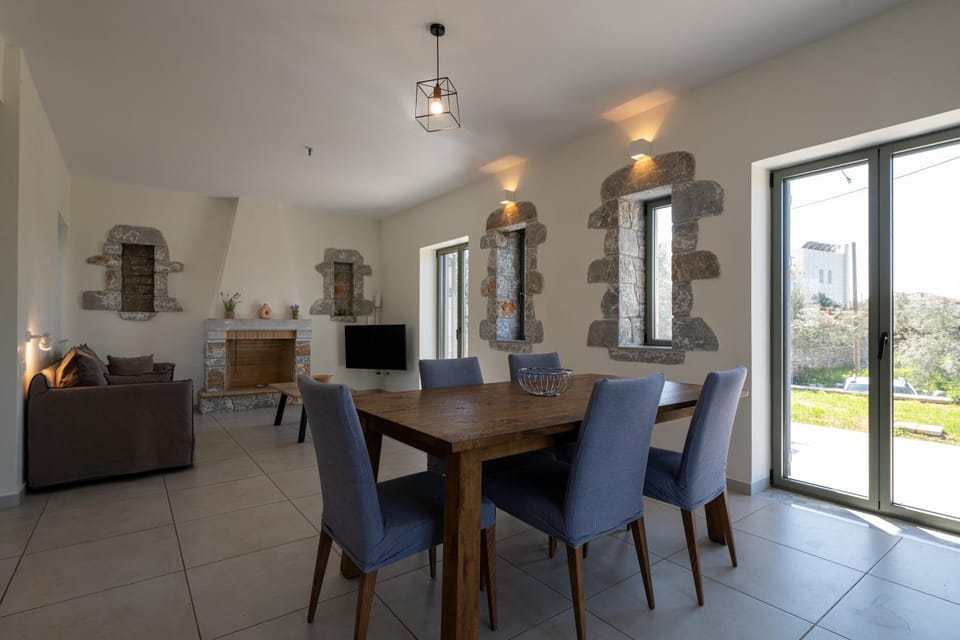 TV and multimedia, Living room, Seating area, Dining area, Evening entertainment