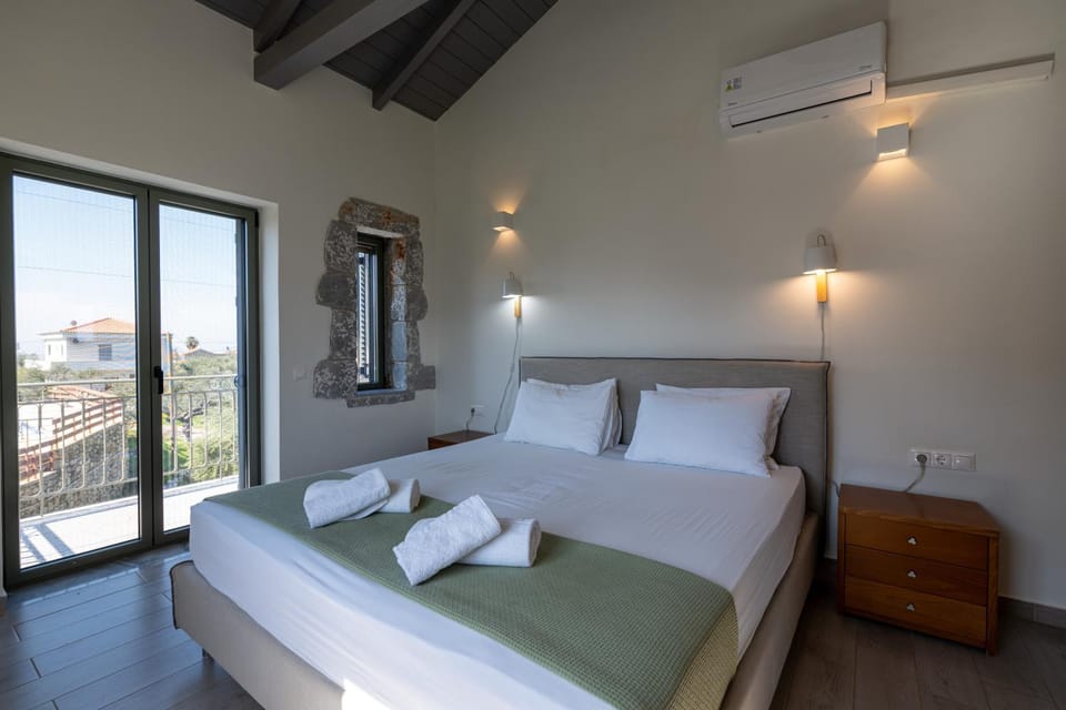 Bed, Photo of the whole room, Bedroom, towels, air conditioner