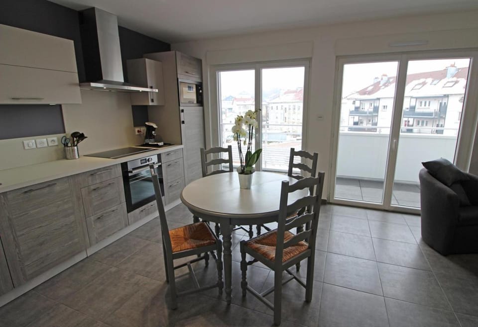 Kitchen or kitchenette, Dining area