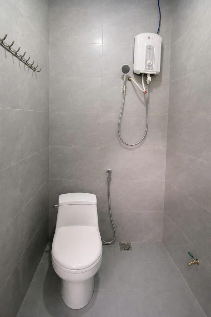 Shower, Toilet