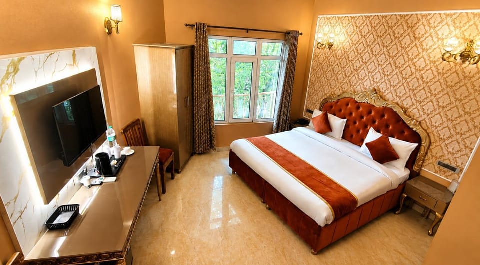 Bed, TV and multimedia, Bedroom