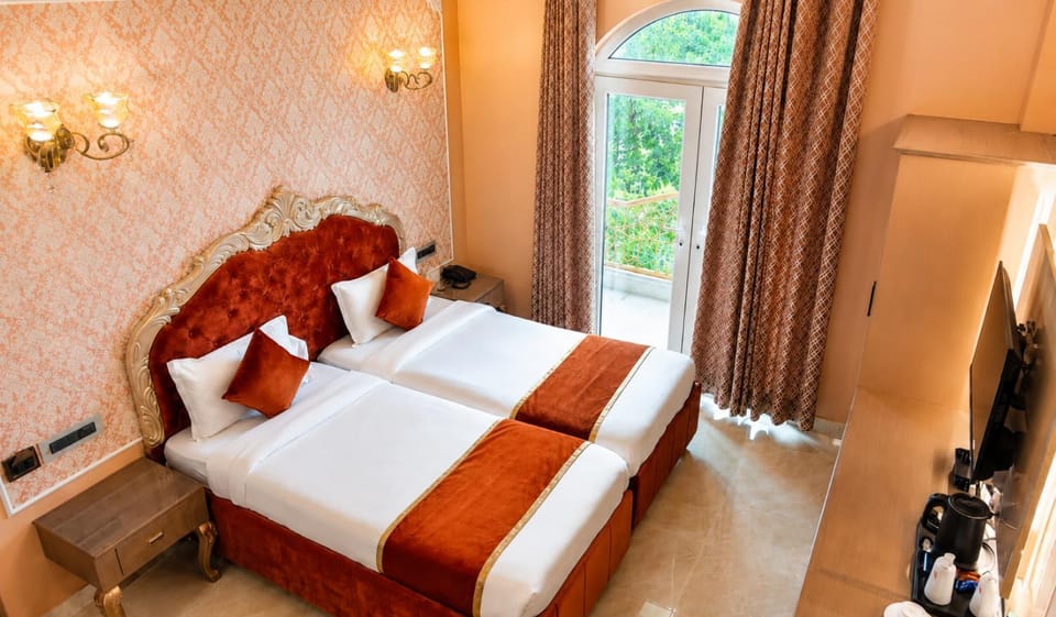 Bed, TV and multimedia, Bedroom