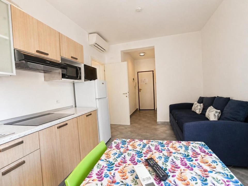 TV and multimedia, Kitchen or kitchenette, Living room, microwave