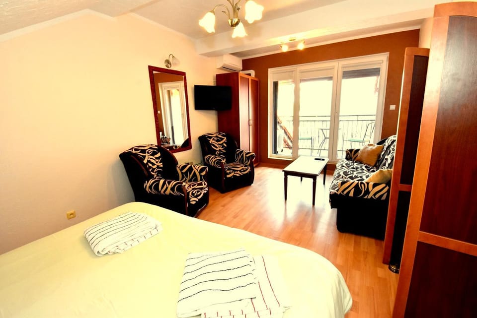 Living room, Photo of the whole room