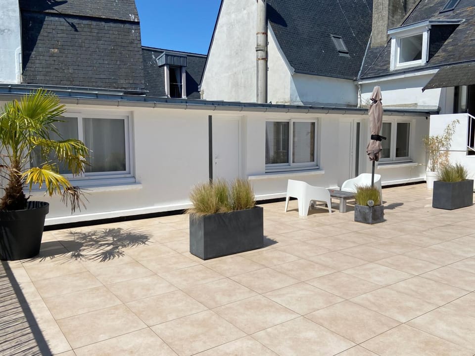Votre mini maison en plein cœur du centre ville -terrasse - et parking privé sur place clos - draps et ménage inclus Apartment in Concarneau