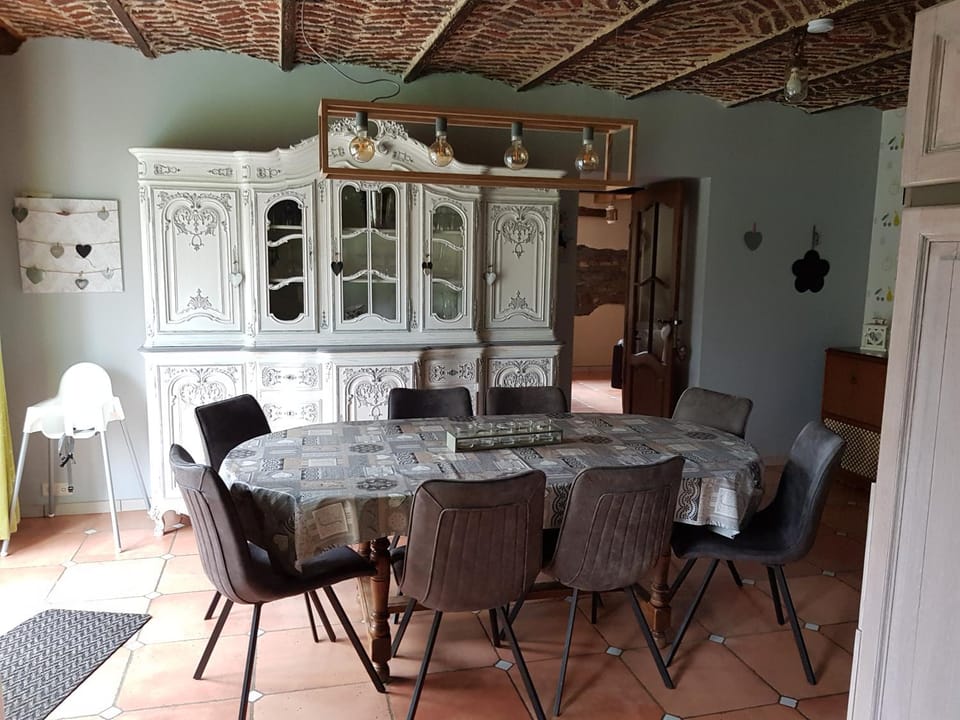 Coffee/tea facilities, Kitchen or kitchenette, Decorative detail, Decorative detail, Dining area, Garden view, Garden view