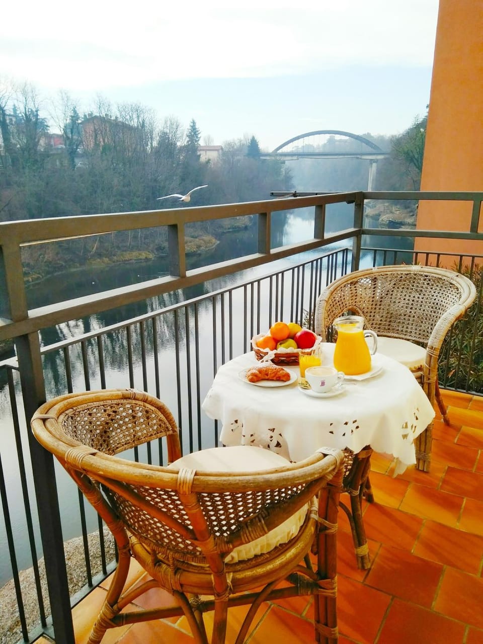 Natural landscape, Balcony/Terrace, Food and drinks, River view