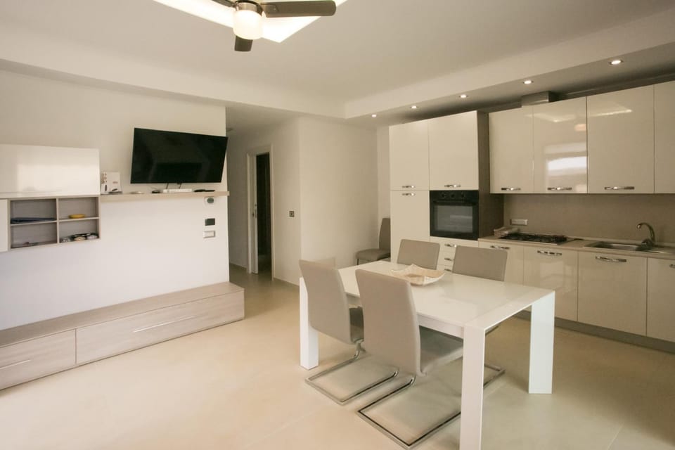 TV and multimedia, Coffee/tea facilities, Kitchen or kitchenette, Living room, Seating area, Dining area