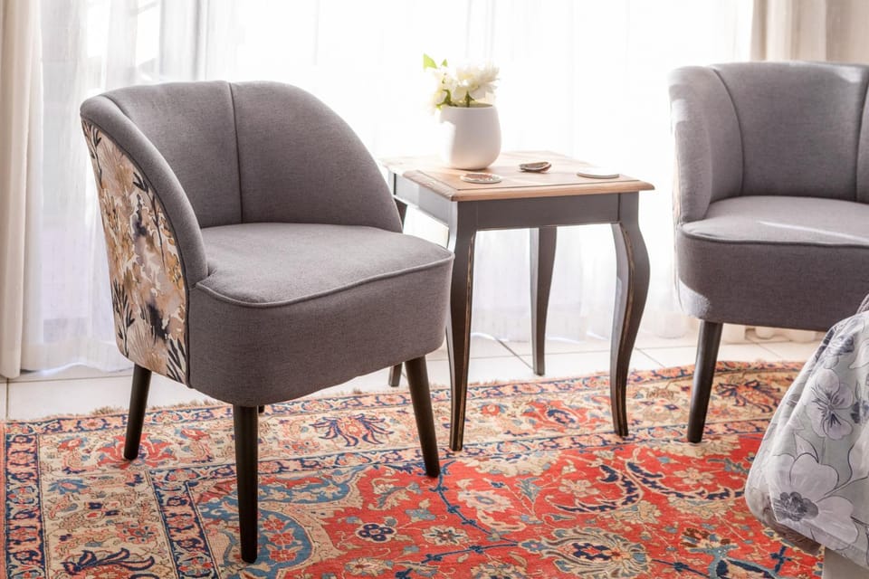 Bed, Seating area, Bedroom