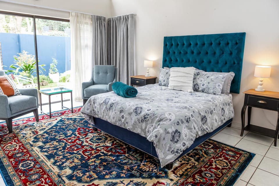 Bed, Photo of the whole room, Seating area, Bedroom