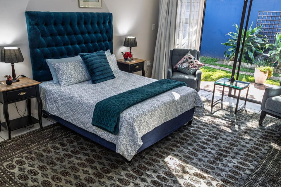 Bed, Photo of the whole room, Seating area, Bedroom