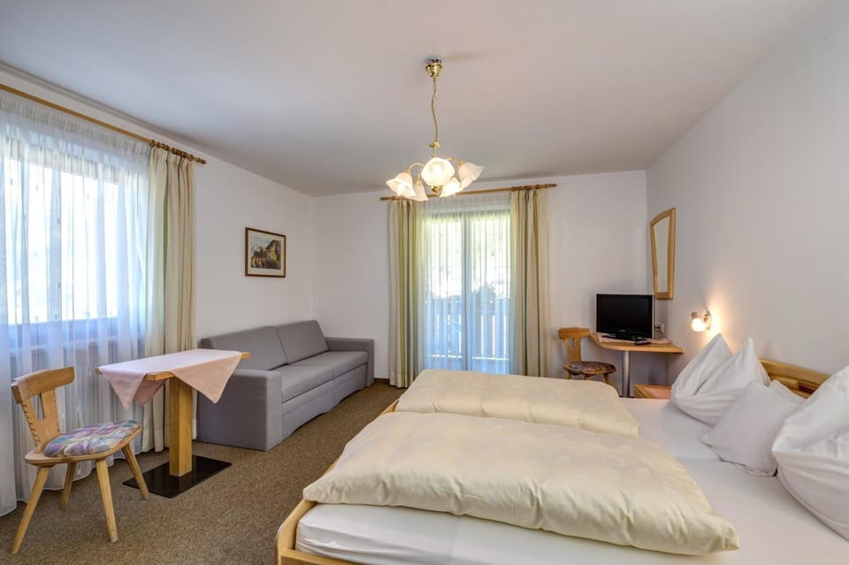 Bed, TV and multimedia, Photo of the whole room, Seating area, Bedroom