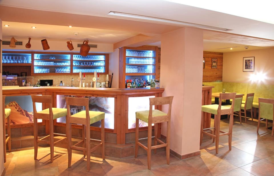 Lounge or bar, Lounge or bar