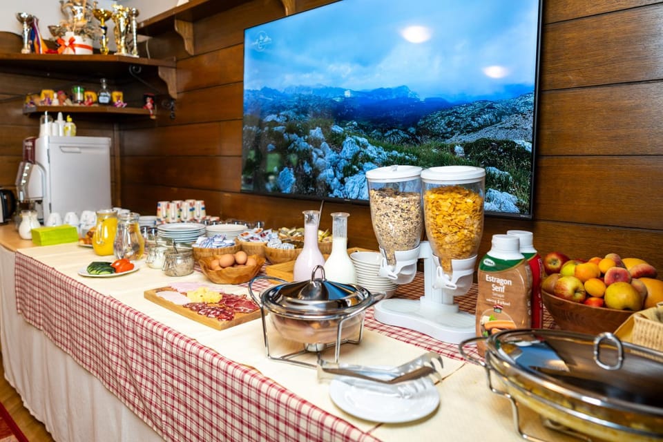 Food and drinks, Food, Continental breakfast, Buffet breakfast