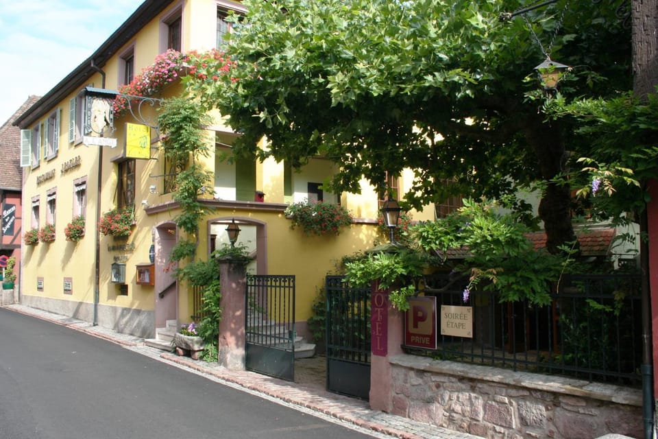 Property building, Restaurant/places to eat, Facade/entrance, Balcony/Terrace, Street view