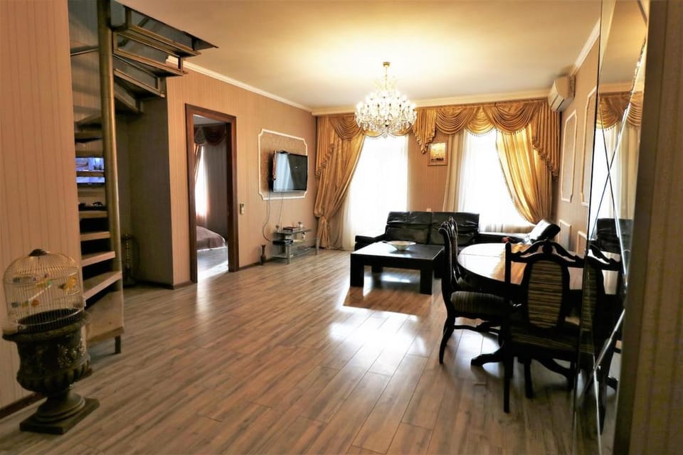 TV and multimedia, Living room, Seating area, Dining area